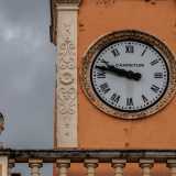 Lo corona la torre dell�orologio, risale invece al 1899: entrambe le date sono indicate da iscrizioni e incisioni